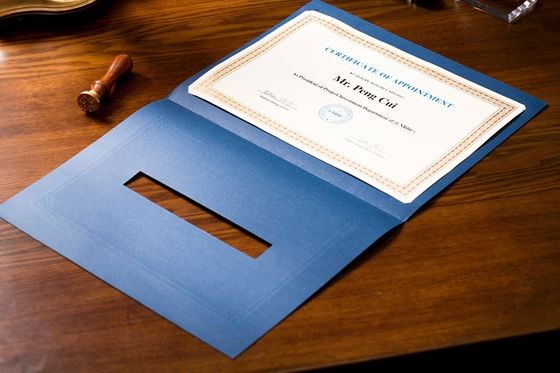 再結集の青い証明書のペーパー ホールダー、銀製の熱い押すパッドを入れられた証明書のホールダー