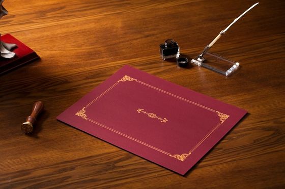 中国の赤い証明書のペーパー ホールダー、熱い押すパッドを入れられた証明書カバー