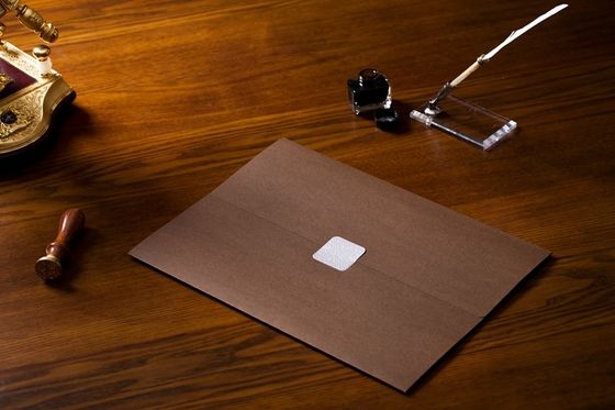 羊皮紙の材料によってパッドを入れられる証明書のホールダー234x319mm優雅なブラウン色